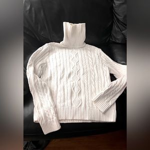 Beautiful Snow White cotton classic turtle neck, excellent condition